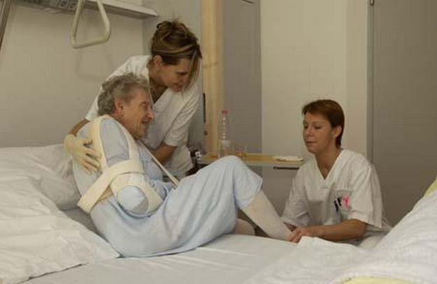 Un jeune en stage auprès de personnes âgées